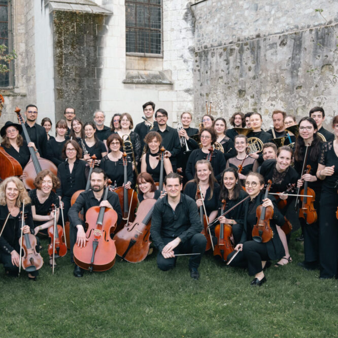 Les musiciens de l'orchestre mus'echo derrière la basilique Saint Julien de Tours - 2023